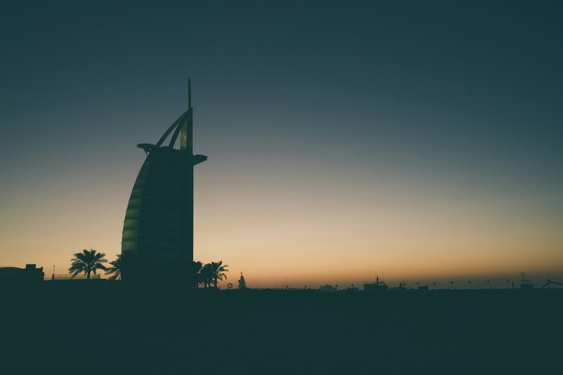 La silueta del Burj Al Arab al caer el día.