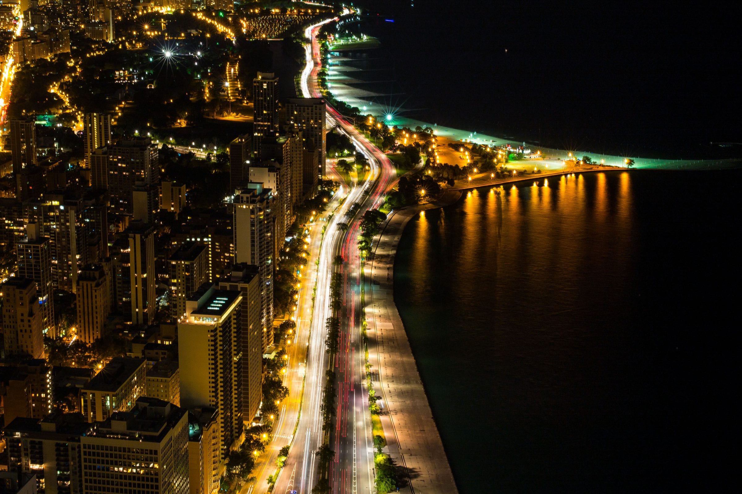 Una gran ciudad americana de noche, vista desde una torre.