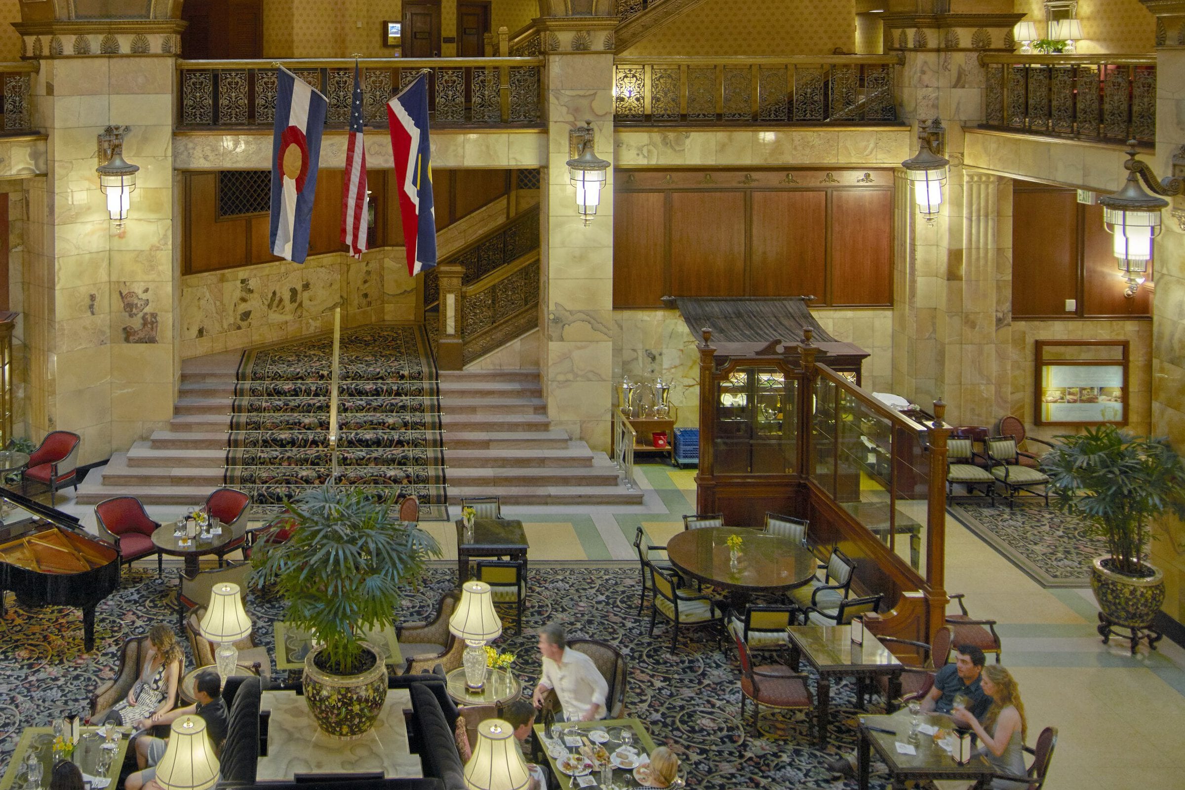 El vestíbulo-atrio de un gran hotel americano histórico, galerías superpuestas.