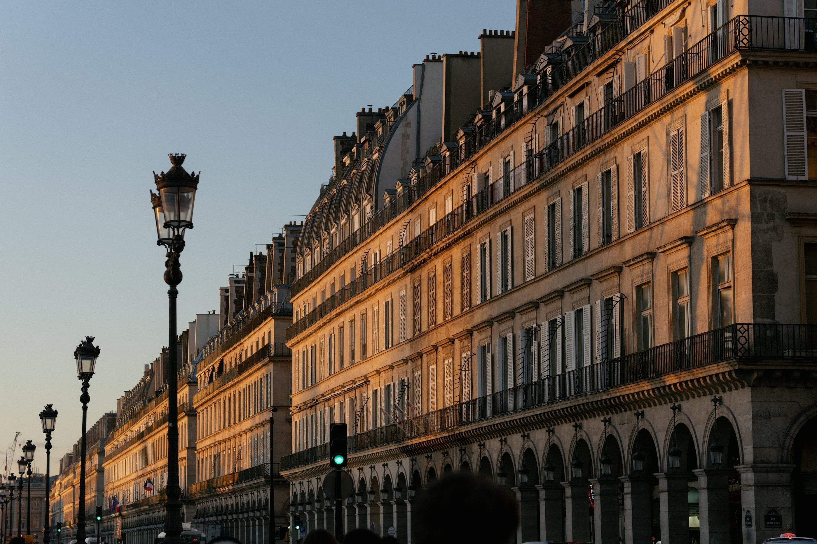 Los soportales y farolas de la rue de Rivoli, en París, a la hora dorada.